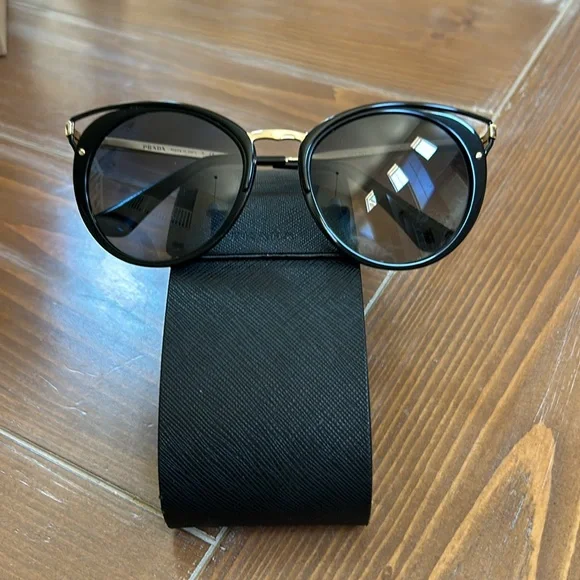 Prada sunglasses & case - Picture 2 of 5